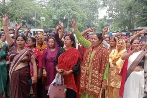 बरेली: कलेक्ट्रेट में सैकड़ों आशा संगिनियों का जोरदार प्रदर्शन, बकाया भुगतान की मांग, प्रशासनिक अधिकारी को सौंपा ज्ञापन 