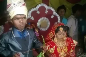 बिहार: 36 इंच के दूल्हे की दुल्हन बनी 34 इंच की लड़की, सेल्फी लेने बिन बुलाए पहुंचे लोग