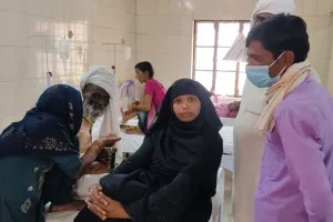 बरेली: टीबी वार्ड में मरीजों के साथ खाना खा रहे तीमारदार