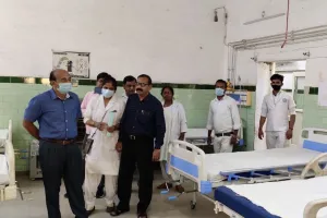 बरेली: वैक्सीनेशन केंद्र पर पेयजल व्यवस्था नहीं, इमरजेंसी से व्हील चेयर गायब