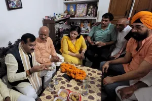 बरेली: गन्ना मंत्री ने घर पहुंचकर वीरेंद्र अटल को सम्मानित किया