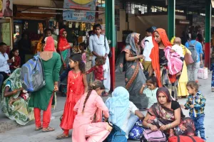 बरेली: बस अड्डों पर बसें न होने से परेशान हुए यात्री