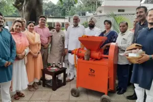 मंत्री रूपाला ने आईआईटी दिल्ली को सूखे गोबर से लट्ठे बनाने वाली मशीन सौंपी 