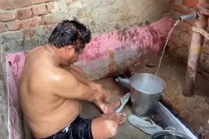 शाहजहांपुर: दलित के घर कैबिनेट मंत्री ने किया विश्राम, हैंडपंप से नहाए