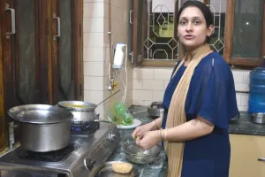 बरेली: पेट्रोल के शतक के बाद घरेलू सिलेंडर एक हजार के पार