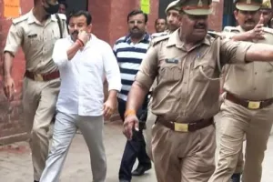 लखीमपुर-खीरी: मूंछों पर ताव देते कोर्ट पहुंचा आशीष मिश्र, वायरल हुआ वीडियो