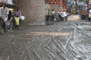 बरेली: एक माह से बन रही सड़क अधूरी, राहगीर परेशान