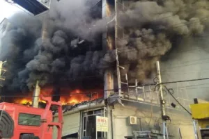 दिल्ली के मुंडका मेट्रो स्टेशन के पास बिल्डिंग में लगी भीषण, एक की मौत, आग बुझाने में जुटीं 24 दमकल गाड़ियां