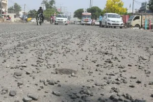 बरेली: सावधान! स्मार्ट सिटी में सड़क पर फैली बजरी कर सकती है घायल