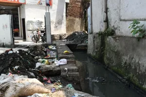 बरेली: नालों के किनारों पर सिल्ट निकालकर छोड़ दी जा रही