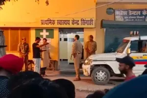 लखीमपुर-खीरी: गर्दन पर लटकी तलवार तो खुद को बचाने में जुटे अफसर