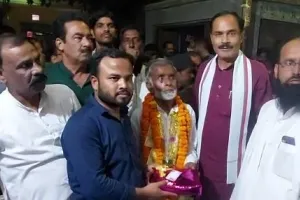 शाहजहांपुर: ईमानदार लईक को पूर्व चेयरमैन तनवीर ने किया सम्मानित