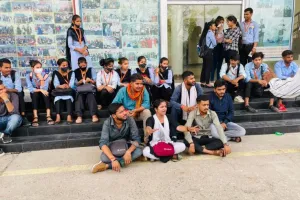 बरेली: फीस वापस न करने पर ABVP कार्यकर्ताओं ने किया प्रदर्शन