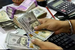 शुरुआती कारोबार में अमेरिकी डॉलर के मुकाबले रुपया पांच पैसे चढ़ा