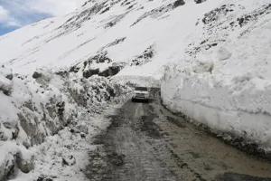 जम्मू-कश्मीर में भीषण सड़क हादसा, खाई में गिरी गाड़ी, सेना के जवान समेत नौ की मौत