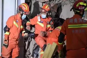 चीन में इमारत ढहने के 50 घंटे बाद मलबे से जिंदा निकाले गए दो लोग, पुलिस ने मालिक सहित 9 को किया गिरफ्तार