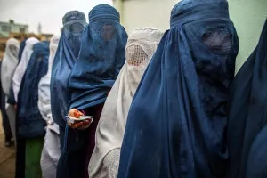 तालिबान का नया फरमान, महिलाएं सिर से पैर तक पहने बुर्का, घर पर ही रहे तो बेहतर