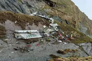 नेपाल विमान हादसा : पहाड़ों पर बिखरे पड़े शवों की शिनाख्त करना मुश्किल, सामने आई मलबे की तस्वीर