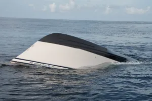 इंडोनेशिया में नौका डूबने से 25 लोग लापता, तलाश जारी