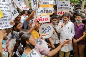 दिल्ली यूनिवर्सिटी के प्रोफेसर की गिरफ्तारी पर हंगामा, छात्रों ने किया प्रदर्शन