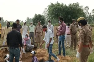 मुरादाबाद : पुलिस ने कब्र से निकाला आसमां का शव, हत्या की आशंका में शव का करवाया पोस्टमार्टम