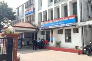 हल्द्वानी: पुलिस की धीमी जांच से परेशान पति-पत्नी जहर की शीशी लेकर पहुंचे पुलिस बहुउद्देशीय भवन, मचा हड़कंप