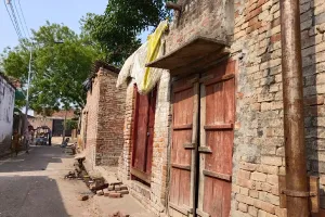 हरदोई: गरीबों के बसेरे जमींदोज करने के लिए अफसरों ने चढ़ाई आस्तीने, सरकारी चिट्ठी ने गुम की सिट्टी-पिट्टी