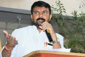 फडनवीस को गोपीचंद ‘पडालकर’ का बचाव नहीं करना चाहिए: हेमंत पाटिल