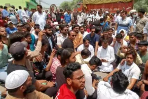 दिल्ली के मदनपुर खादर में बुलडोजर पर बवाल, हिरासत में लिए गए आप विधायक अमानतुल्लाह