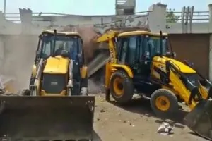 शाहीन बाग के बाद मंगोलपुरी और न्यू फ्रेंड्स कॉलोनी में चला बुलडोजर, लोगों से सामान हटाने को कहा गया