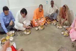 अयोध्या में दलित के घर CM योगी ने किया भोजन, पूरे परिवार के साथ खिंचवाई फोटो