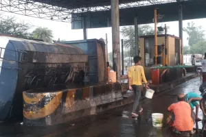 बहराइच: एक्सल टूटने से केमिकल लदा टैंकर पलटा, ज्वलनशील पदार्थ लेकर भागे ग्रामीण