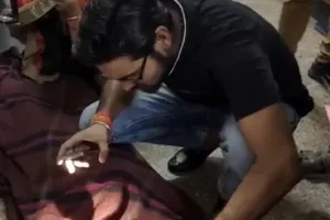 बांदा जिला अस्पताल का बुरा हाल, जमीन पर मरीजों को लेटाकर किया जा रहा इलाज, सीएमएस ने कही यह बात