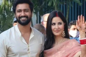 स्वीमिंग पूल में एक दूसरे पर प्यार लुटाते दिखे स्टार कपल Katrina-Vicky, देखें तस्वीर