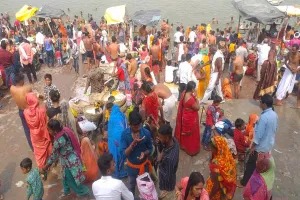 रायबरेली: बुद्ध पूर्णिमा पर गंगा तटों पर लगा श्रद्धालुओं का मेला