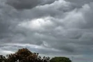 चक्रवात के प्रभाव से तापमान में आठ डिग्री सेल्सियस की गिरावट, हल्की बारिश की संभावना