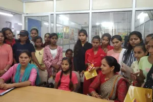 बरेली: स्कूली बच्चों ने जानी डाक विभाग की कार्यप्रणाली