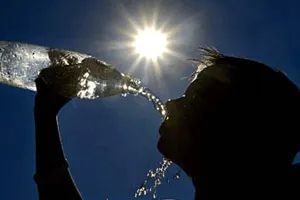 लखनऊ मौसम: पश्चिम में लू तो पूरब में चिपचिपी गर्मी का अहसास, लोगों को बुरा हाल