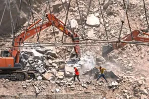 जम्मू-कश्मीर: खराब मौसम के बीच रेस्क्यू ऑपरेशन जारी, मलबे में अभी भी 9 लोग फंसे