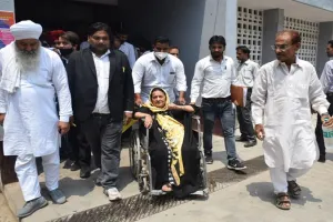 रामपुर : आजम खान के बेटे अब्दुल्ला और पत्नी तंजीन फातिमा ने कोर्ट में दी हाजिरी, वारंट वापस