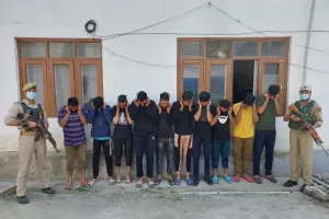 जम्मू-कश्मीर में पथराव, राष्ट्र-विरोधी नारेबाजी के आरोप में 10 लोग गिरफ्तार