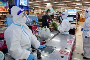 CORONA: शंघाई में कुछ व्यावसायिक प्रतिष्ठान सोमवार से दोबारा खुल सकेंगे