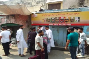 संभल: किराना स्टोर की छत काटकर हजारों की चोरी