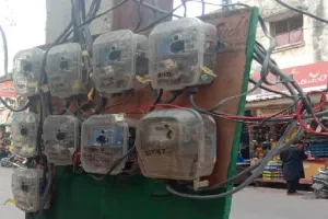 मुरादाबाद: बिजली चोरी रोकने के लिए संकरी गलियों के बाहर लगाए जा रहे उपभोक्ताओं के मीटर