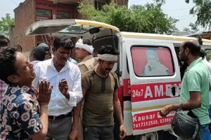 संभल : ट्रक की चपेट में आकर बच्ची की मौत, मां घायल