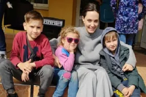 अचानक एंजेलीना जोली ने किया यूक्रेन का दौरा, बच्चों से की मुलाकात