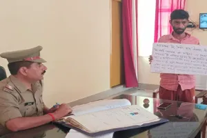 रामपुर : गले में तख्ती डालकर कोतवाली पहुंचा हिस्ट्रीशीटर, बोला- भविष्य में नहीं करूंगा अपराध