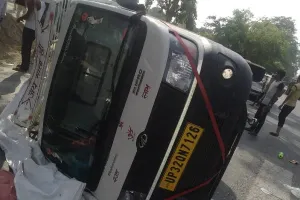 हरदोई में दर्दनाक सड़क हादसा: पिकअप डाला व इनोवा में जोरदार भिड़ंत, दो की मौत, एक दर्जन घायल