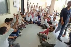 रायबरेली: ऊंचाहार तहसील में अधिवक्ताओं ने किया हंगामा, तहसीलदार पर लगाया यह आरोप