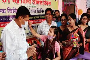 बहराइच: श्रमिक दिवस पर किया गया स्वास्थ्य शिविर का आयोजन, डीएम ने किया उद्घाटन